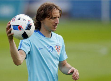 跟队记者：阿莱格里明确要求冬窗买前锋；米兰没考虑齐尔克泽