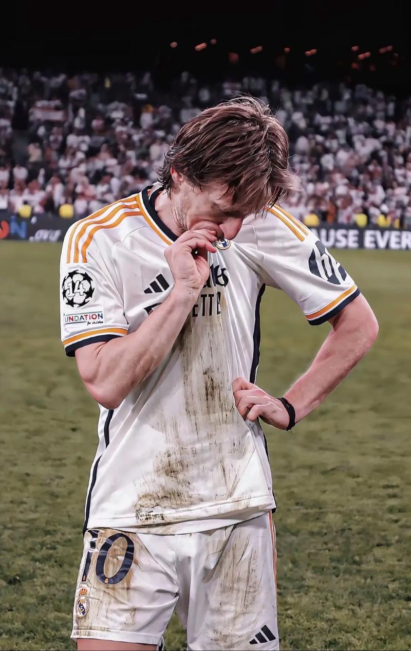 迷你罗助葡萄牙U16夺冠，乔治娜和C罗母亲现场见证